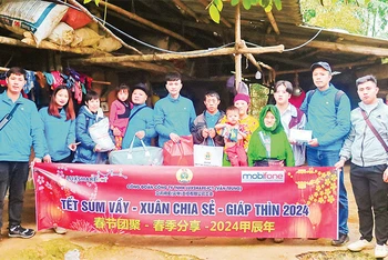 Công đoàn Công ty TNHH Luxshare ICT Vân Trung (Khu công nghiệp Vân Trung, huyện Việt Yên) trao quà Tết cho gia đình công nhân của công ty ở Hà Giang.