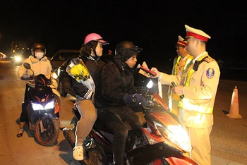Cảnh sát giao thông huyện Quảng Yên, tỉnh Quảng Ninh kiểm tra nồng độ cồn với người điều khiển phương tiện tham gia giao thông.