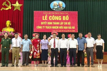 Công bố quyết định thành lập Chi bộ Công ty TNHH Hải Hà, Đảng bộ thị trấn Trần Cao, huyện Phù Cừ.