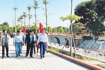 Đoàn thẩm định nông thôn mới thành phố kiểm tra kết quả nông thôn mới tại huyện Thanh Trì. (Ảnh TRI THÀNH)