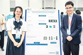 TS Phạm Huy Hiệu (bên phải) và sinh viên tại Hội nghị IEEE Statistical Signal Processing Workshop tổ chức tại Trường đại học VinUni.