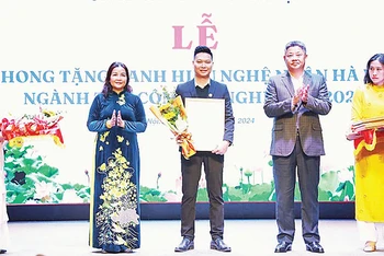Lãnh đạo thành phố Hà Nội trao tặng danh hiệu Nghệ nhân Hà Nội cho các cá nhân được bầu chọn.