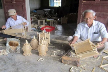 Sản xuất hàng mây tre đan tại Hợp tác xã Bao La, thôn Bao La, xã Quảng Phú, huyện Quảng Điền, tỉnh Thừa Thiên Huế.