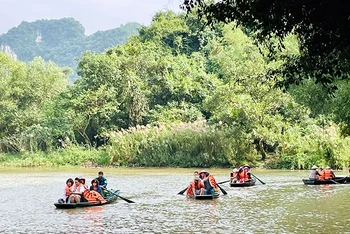 Du khách tham quan Khu du lịch sinh thái Thung Nham (Ninh Bình).