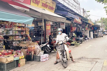 Một góc chợ tạm Triều Khúc, xã Tân Triều, huyện Thanh Trì.