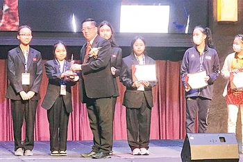 Nguyễn Thiên Kim được vinh danh tại giải trẻ thế giới tổ chức tại Malaysia. (Ảnh NVCC)