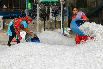 Nhà máy tái chế nhựa ở Bangladesh. (Ảnh REUTERS)