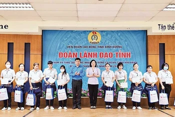 Lãnh đạo Ban Tuyên giáo Tỉnh ủy Bình Dương trao quà tặng công nhân lao động tại Công ty TNHH Yazaki EDS Việt Nam (thành phố Dĩ An, tỉnh Bình Dương).