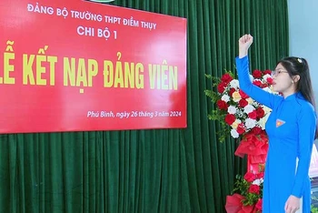 Đồng chí Ngô Thị Thanh Vân, học sinh lớp 12A1 Trường trung học phổ thông Điềm Thụy, huyện Phú Bình tuyên thệ tại lễ kết nạp Đảng.