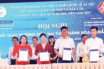 Doanh nghiệp hai tỉnh Khánh Hòa và Đắk Lắk ký kết biên bản ghi nhớ hợp tác kết nối quảng bá và tiêu thụ sản phẩm.