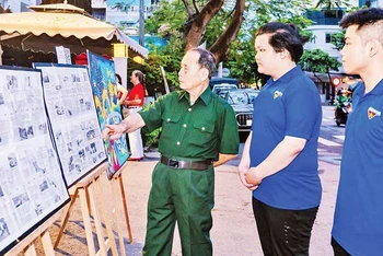 Cựu chiến binh và đoàn viên, thanh niên xem các thông tin được trình bày trên tranh Panorama “Chiến dịch Điện Biên Phủ”.