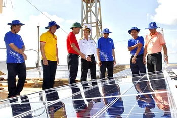 Lãnh đạo Tập đoàn Điện lực Việt Nam và Tổng công ty Điện lực miền Nam khảo sát, kiểm tra hệ thống pin năng lượng mặt trời tại đảo Đá Đông B.