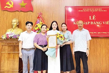 Đảng viên Cao Nữ Minh Trang cùng các thầy, cô giáo trong ngày em được kết nạp vào Đảng.