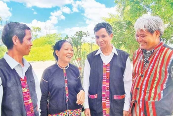 Bà Hồ Thị Thanh trao đổi kinh nghiệm với người có uy tín trong vùng đồng bào dân tộc thiểu số tỉnh Quảng Trị. 