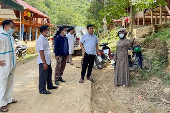 Cán bộ y tế CDC Nghệ An điều tra dịch tễ bệnh bạch hầu tại xã Phà Đánh, huyện Kỳ Sơn. (Ảnh TỪ THÀNH)