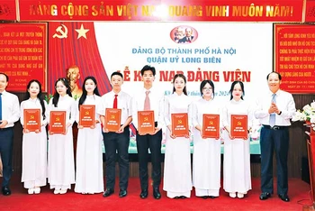 Đại diện Ban Tuyên giáo Thành ủy Hà Nội và Quận ủy Long Biên trao Quyết định kết nạp Đảng cho các đảng viên mới.