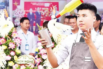 Học viên Trường trung cấp Bách nghệ Hà Nội thực hành tay nghề được học tại trường. (Ảnh MỸ HÀ)