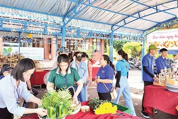 Đoàn viên, thanh niên hỗ trợ du khách làm “Giỏ lễ xanh” tại Côn Đảo.