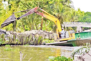 Nạo vét kênh thủy lợi khơi thông dòng chảy và gia cố hệ thống đê bao ở xã Xà Phiên, huyện Long Mỹ, tỉnh Hậu Giang.