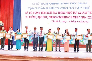 Lãnh đạo tỉnh Tây Ninh trao Bằng khen tặng các gương tiêu biểu.