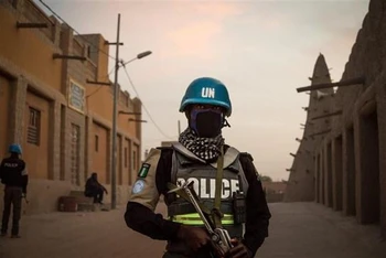 Binh sĩ thuộc Phái bộ gìn giữ hòa bình của Liên hợp quốc (MINUSMA) tuần tra tại Timbuktu (Mali). (Ảnh: AFP/TTXVN)