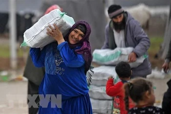 Ảnh minh họa: Người tị nạn Syria nhận hàng viện trợ tại trại tị nạn ở thị trấn Mehmediye, Syria. (Ảnh: AFP/TTXVN)