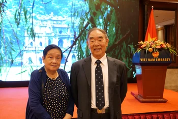 Giáo sư Cốc Nguyên Dương (bên phải) và Phu nhân tại lễ kỷ niệm 77 năm Quốc khánh Việt Nam tại Bắc Kinh, Trung Quốc. (Ảnh: HỮU HƯNG)