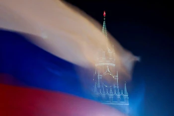 Ảnh minh họa: Quốc kỳ Nga và Tháp Spasskaya của Điện Kremlin ở Moskva, Nga ngày 27/2/2019. (Ảnh: REUTERS)