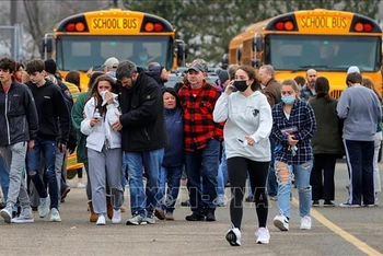 Học sinh được sơ tán khỏi hiện trường vụ nổ súng ở trường trung học gần thành phố Detroit, bang Michigan, Mỹ ngày 30/11/2021. (Ảnh: AP/TTXVN)