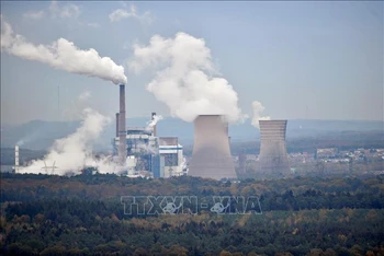 Ảnh minh họa: Khí thải bốc lên từ nhà máy ở Saint-Avold, miền đông nước Pháp. (Ảnh: AFP/TTXVN)