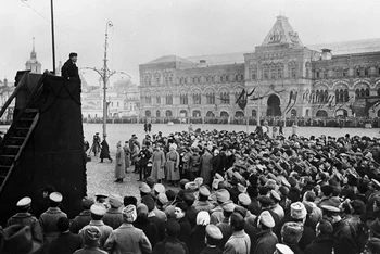 V.I. Lê-nin đọc diễn văn tại Quảng trường Đỏ ở Moskva trong Lễ kỷ niệm một năm ngày Cách mạng Tháng Mười Nga thành công, ngày 7/11/1918. (Ảnh tư liệu: TTXVN)