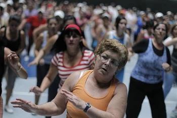 Ảnh minh họa: Người dân tham gia lớp học thể dục nhịp điệu tại Cartago, phía đông San Jose ngày 10/7/2012. (Ảnh: REUTERS)