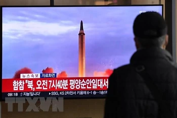Truyền thông Hàn Quốc đưa tin về vụ phóng tên lửa của Triều Tiên, tại Seoul ngày 3/11. (Ảnh: AFP/TTXVN)