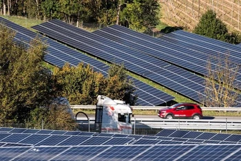 Một nhà máy điện mặt trời với các hệ thống quang điện gần Mainburg, phía tây bắc thành phố Munich, Đức, ngày 20/10/2021. (Ảnh: Reuters)