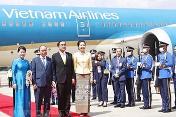 Thủ tướng Thái Lan và phu nhân đón Chủ tịch nước Nguyễn Xuân phúc, Phu nhân và Đoàn đại biểu cấp cao Việt Nam tại sân bay. (Ảnh: TTXVN)