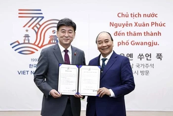 Chủ tịch nước Nguyễn Xuân Phúc và Thị trưởng thành phố Gwangju Bang Se-hwan tại Lễ công bố Ngày Việt Nam của thành phố Gwangju. (Ảnh: TTXVN)