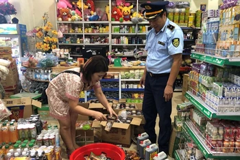 Ảnh minh họa: Quản lý thị trường Lạng Sơn kiểm tra và phát hiện hộ kinh doanh nhập lậu không đảm bảo an toàn thực phẩm. (Ảnh: TTXVN)