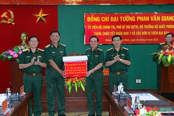 Đại tướng Phan Văn Giang trao quà Tết Quý Mão 2023 tặng Bộ tư lệnh Quân khu 7. (Ảnh: Báo Quân đội nhân dân)