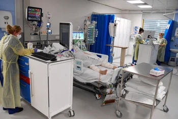 Các y tá điều trị cho bệnh nhân tại Bệnh viện Đại học Milton Keynes, Anh, ngày 20/1/2021. (Ảnh: REUTERS)