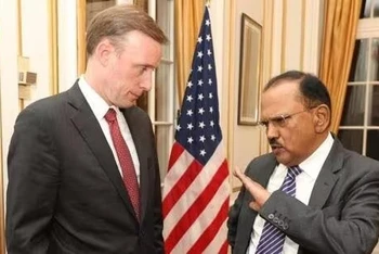 Cố vấn An ninh quốc gia Mỹ Jake Sullivan (trái) và người đồng cấp Ấn Độ Ajit Doval ở Washington, ngày 31/1. (Nguồn: Hindustan Times/ Báo Thế giới và Việt Nam)