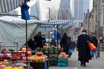 Người dân mua sắm trong khu chợ tại London, ngày 15/1/2021. (Ảnh: REUTERS)