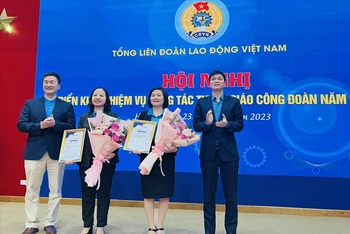 Trao giải thưởng chuyên đề tặng Công đoàn Dệt may và Công đoàn Tổng Công ty May 10.