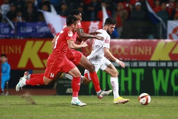 Pha tranh bóng giữa hai đội Viettel (áo trắng) và Công an Hà Nội tại vòng 3 V.League 1-2023. (Ảnh VPF)
