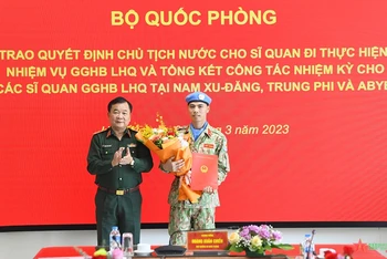 Thượng tướng Hoàng Xuân Chiến trao Quyết định của Chủ tịch nước cho Thiếu tá Nguyễn Văn Phong. (Ảnh: Báo Quân đội nhân dân)