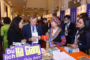 Các đại biểu tham quan khu trưng bày, giới thiệu các địa phương của Việt Nam. (Ảnh: TTXVN)