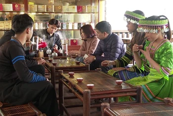 Du khách trải nghiệm văn hoá dân tộc Mông tại Không gian Văn hoá trà Suối Giàng. (Ảnh: Báo Yên Bái)
