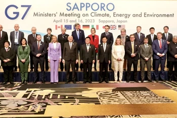 Các đại biểu dự phiên họp toàn thể của Hội nghị Bộ trưởng G7 về khí hậu, năng lượng và môi trường tại Sapporo (Nhật Bản), ngày 15/4 chụp ảnh lưu niệm. (Ảnh: Nagaland Tribune/ Báo QĐND)