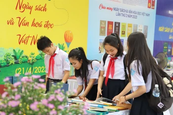 Các em học sinh đến với Ngày sách và văn hóa đọc Việt Nam tại Bảo tàng Lịch sử Thừa Thiên Huế. (Ảnh: Sở Thông tin và Truyền thông Thừa Thiên Huế)