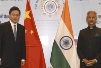 Bộ trưởng Ngoại giao Trung Quốc và Bộ trưởng Ngoại giao Ấn Độ tại cuộc gặp ngày 5/5 bên lề Hội nghị Bộ trưởng Ngoại giao Tổ chức Hợp tác Thượng Hải (SCO) ở New Delhi. (Ảnh: TTXVN)