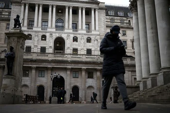 Quang cảnh bên ngoài Ngân hàng Trung ương Anh (BoE) tại London. (Ảnh: Reuters)